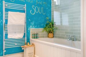 Et badeværelse på 3 Bed in Wotton-under-Edge oc-l33488 + 27 billeder