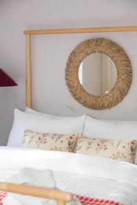 Schlafzimmer mit einem Bett und einem Spiegel an der Wand in der Unterkunft Calm Private Apartment in Ashford Ideal to Work, Rest Explore in Smeeth