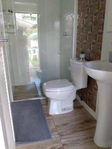 a bathroom with a toilet and a sink at Casa nos Ingleses - 1 quarto in Florianópolis +12 photos