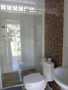 フロリアノポリスにあるCasa nos Ingleses - 1 quartoのトイレと洗面台のあるバスルーム