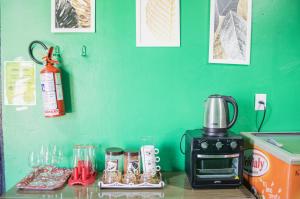 Příslušenství pro přípravu čaje a kávy v ubytování Posada CON PISCINA Y DESAYUNO