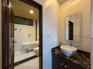 Ένα μπάνιο στο Ho Feng Private Hotel 電梯自助民宿 +42 φωτογραφίες