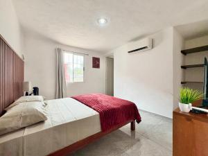 ein Schlafzimmer mit einem großen Bett und einem Fenster in der Unterkunft Monet Hotel Motul in Motul de Felipe Carrillo Puerto