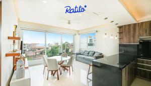 uma cozinha e sala de estar com mesa e cadeiras em 2B Torre KU 2BR Sofa Bed Private balcony em Puerto Vallarta