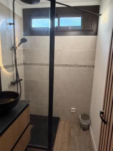 ein Badezimmer mit Dusche und Waschbecken in der Unterkunft Comfortable apartment with sea view in Le Barcarès + 4 Fotos