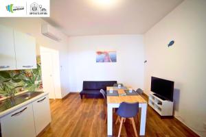 a small living room with a table and a couch at Comacchio Experience - Ospitalità Diffusa in Lido di Pomposa