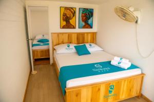 En eller flere senge i et værelse på Santorini Barú