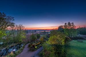 una vista aérea de un jardín al atardecer en Holiday Inn Express Rotherham - North by IHG, en Rotherham