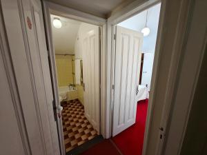 Mirasol Guesthouse في فونشال: باب مفتوح للحمام مع حوض استحمام +70 صورة