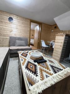 een kamer met twee bedden en een tafel erin bij Apartman Bakic in Kolašin