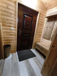 een kleine kamer met een houten deur en een tapijt bij Apartman Bakic in Kolašin