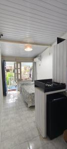 モロ・デ・サンパウロにあるGeisa Encanto do Morroのベッド1台付きの部屋、キッチン(コンロ付) +27枚の写真