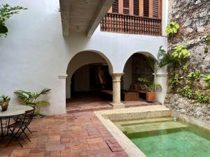 Swimmingpoolen hos eller tæt på Engaging 4BR Colonial Villa with AC in Cartagena