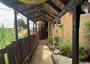 una passerella esterna con pergolato in legno di Apartamento Atzompa Oaxaca a Città di Oaxaca Altre 7 foto
