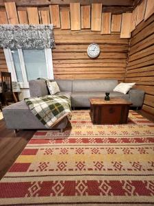 a living room with a couch and a table at Kotkanpesä in Ylläs