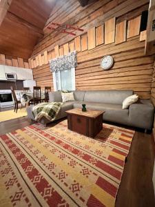 a living room with a couch and a table at Kotkanpesä in Ylläs