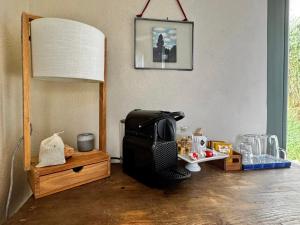Tetera y cafetera en Càmamila sea view bedroom