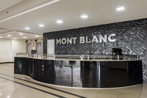 uma placa de uma loja Mont Blanc no saguão em Mont Blanc Apartamentos em Vinhais mais 65 fotografias