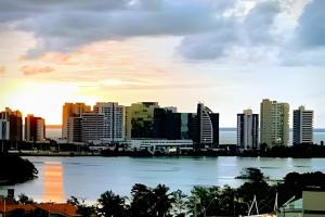 um horizonte da cidade com um rio e edifícios em Mont Blanc Apartamentos em Vinhais