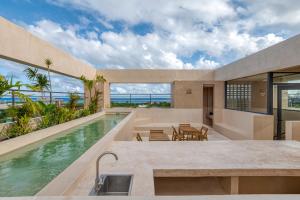 una casa con piscina e zona pranzo di Studios with Plunge Pool near the Beach a Playa del Carmen Altre 17 foto