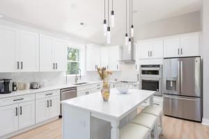 Kuchyň nebo kuchyňský kout v ubytování Modern Home in the Heart of KDH Minutes to Beach & More
