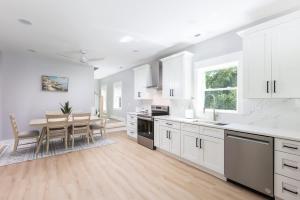 Kuchyň nebo kuchyňský kout v ubytování Modern Home in the Heart of KDH Minutes to Beach & More + 33 fotografií