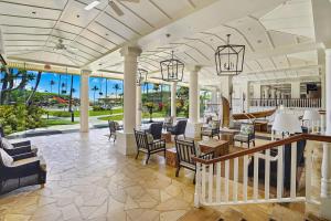 O zonă de relaxare la Kauai Beach Resort #3124
