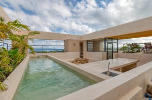 una piscina in una casa con vista sull'oceano di Studios with Plunge Pool near the Beach a Playa del Carmen
