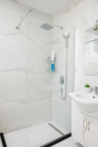 O baie la Modern & Cozy apartment in center -Walk everywhere