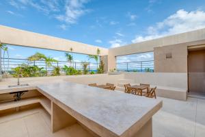 una cucina aperta e una zona pranzo di una casa con una grande finestra di Studios with Plunge Pool near the Beach a Playa del Carmen