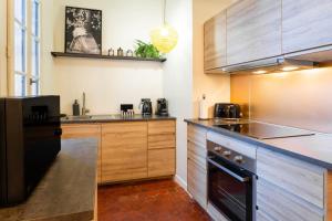 eine Küche mit Spüle und Herd in der Unterkunft Luxury & Design Apartment 4 star - Wellness Access - Extra Center in Aix-en-Provence