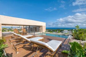 un balcone con vista sull'oceano di Studios with Plunge Pool near the Beach a Playa del Carmen