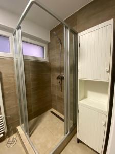 eine Dusche mit Glastür im Badezimmer in der Unterkunft Wuppertal am Toelleturm in Wuppertal