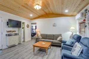 Et tv og/eller underholdning på 1 Mi to Festivals! Grand Isle Getaway with Deck