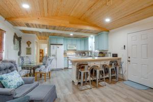 Køkken eller tekøkken på 1 Mi to Festivals! Grand Isle Getaway with Deck