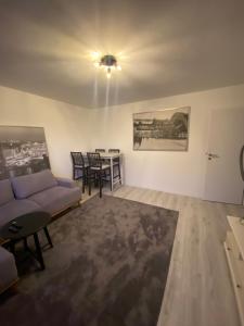 ein Wohnzimmer mit Sofa und Tisch in der Unterkunft Wuppertal am Toelleturm in Wuppertal