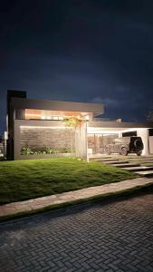 ein Haus mit einem davor geparkten Auto in der Unterkunft Luxury House VILLA MARIA in Pipa