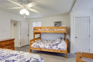 En eller flere senge i et værelse på 1 Mi to Festivals! Grand Isle Getaway with Deck