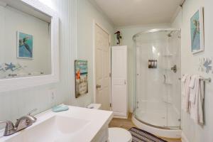 Et badeværelse på 1 Mi to Festivals! Grand Isle Getaway with Deck + 20 billeder