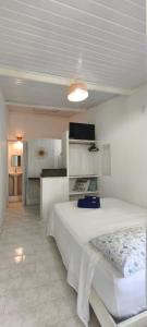 モロ・デ・サンパウロにあるGeisa Encanto do Morroの部屋にある大きな白いベッドのある寝室