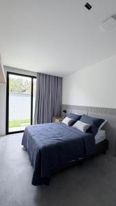 una camera da letto con un letto grande e una grande finestra di Luxury House VILLA MARIA a Pipa Altre 36 foto