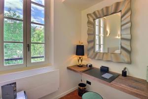 ein Büro mit einem Schreibtisch und einem Spiegel an der Wand in der Unterkunft Luxury & Design Apartment 4 star - Wellness Access - Extra Center in Aix-en-Provence + 16 Fotos