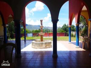 een uitzicht vanuit de binnenkant van een gebouw met een fontein bij Hotel San Javier in San Luis