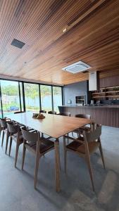 einen großen Holztisch und Stühle in der Küche in der Unterkunft Luxury House VILLA MARIA in Pipa