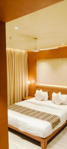 En eller flere senge i et værelse på The Royal Retreat