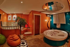 上克魯斯的住宿－帕拉迪索情趣酒店- 克魯斯阿爾塔，一间设有床铺和镜子的房间