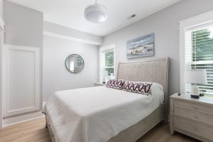 Postel nebo postele na pokoji v ubytování Modern Home in the Heart of KDH Minutes to Beach + 25 fotografií