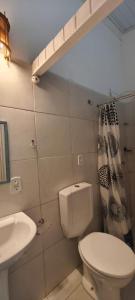 モロ・デ・サンパウロにあるGeisa Encanto do Morroのトイレと洗面台のあるバスルーム