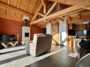 un salon avec une chaise et une cuisine dans l'établissement Le Nid des Roches, à Saint Michel la Bâtie