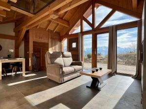un salon avec une chaise et une table dans l'établissement Le Nid des Roches, à Saint Michel la Bâtie